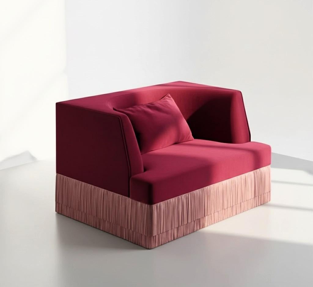 Moderne Fauteuil Alcove Linear en velours Jewel-Tone avec jupe à franges, Sidani Design en vente