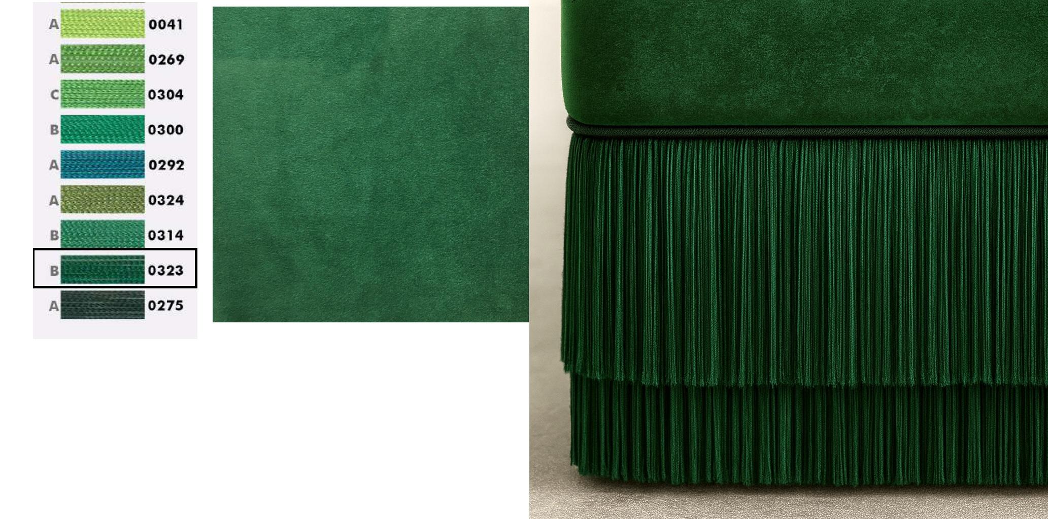 Portoghese Poltrona lineare Alcove con schienale curvo in velluto verde giada e base con frange in vendita