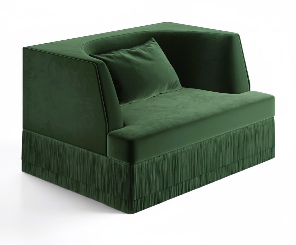 Moderne Fauteuil linéaire Alcove avec dossier incurvé en velours Greene Greene et base à franges en vente