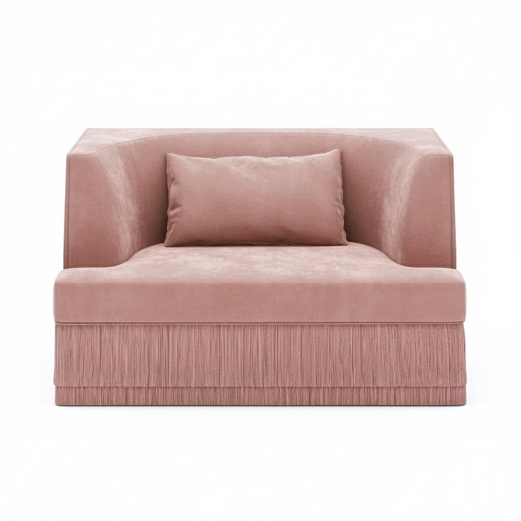 Ein skulpturales Statement, das sich durch seine architektonische Silhouette und seine introspektive Form auszeichnet. Das Alcove Sofa hat ein kühnes Äußeres - rechteckig und geradlinig - das sanft eine weiche, konkave Innenkurve offenbart. Das