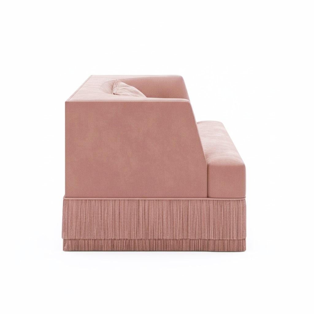 Alcove Linearer Sessel mit geschwungener Rückenlehne aus Rosenblütensamt und Fransengestell (Moderne) im Angebot