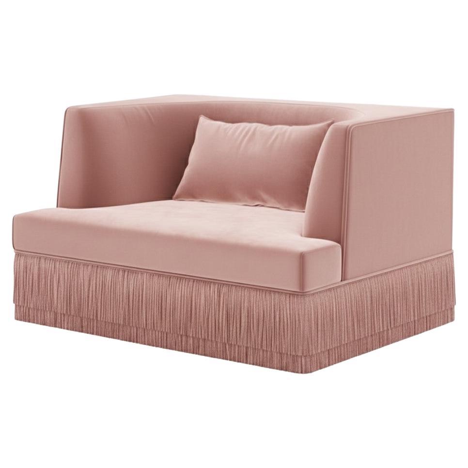 Poltrona lineare Alcove con schienale curvo in velluto rosa e base con frange