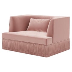 Poltrona lineare Alcove con schienale curvo in velluto rosa e base con frange