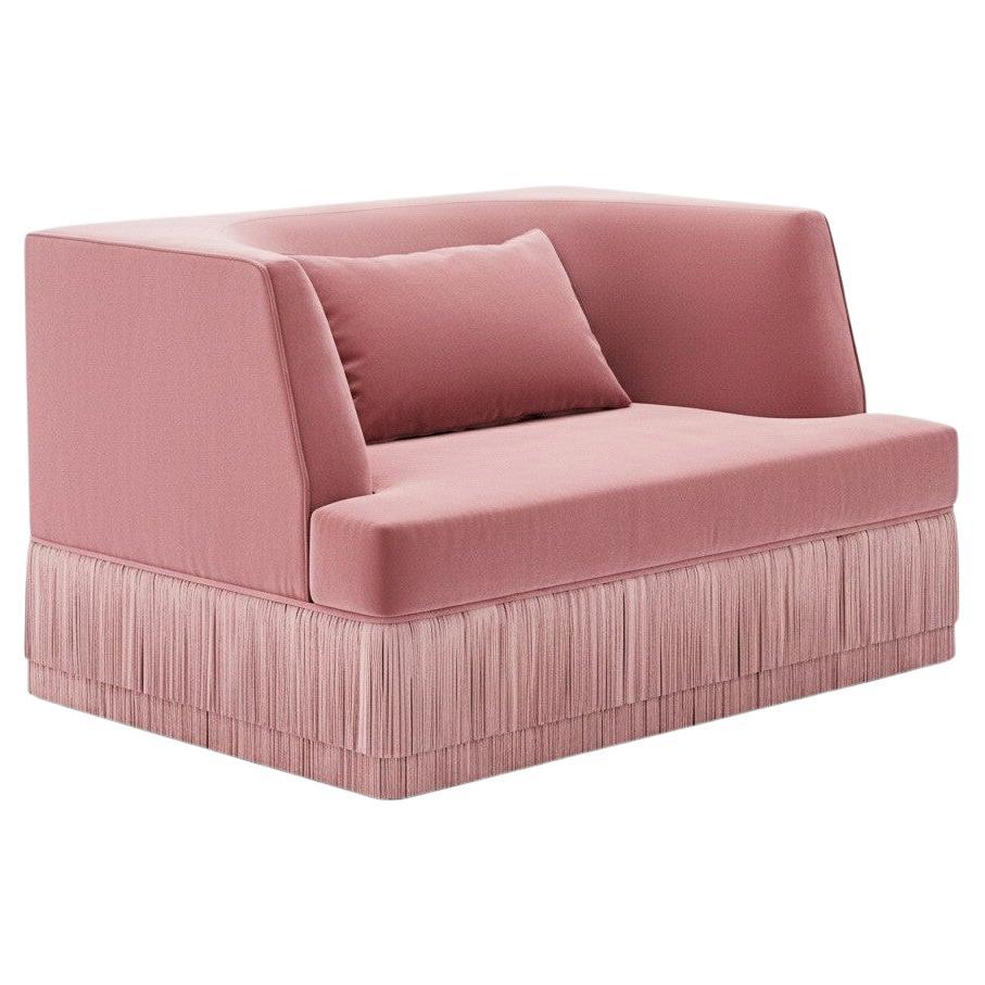 Sillón Lineal Alcove con Respaldo Curvo en Terciopelo Flor de Rosa y Base de Flecos