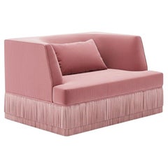 Sillón Lineal Alcove con Respaldo Curvo en Terciopelo Flor de Rosa y Base de Flecos