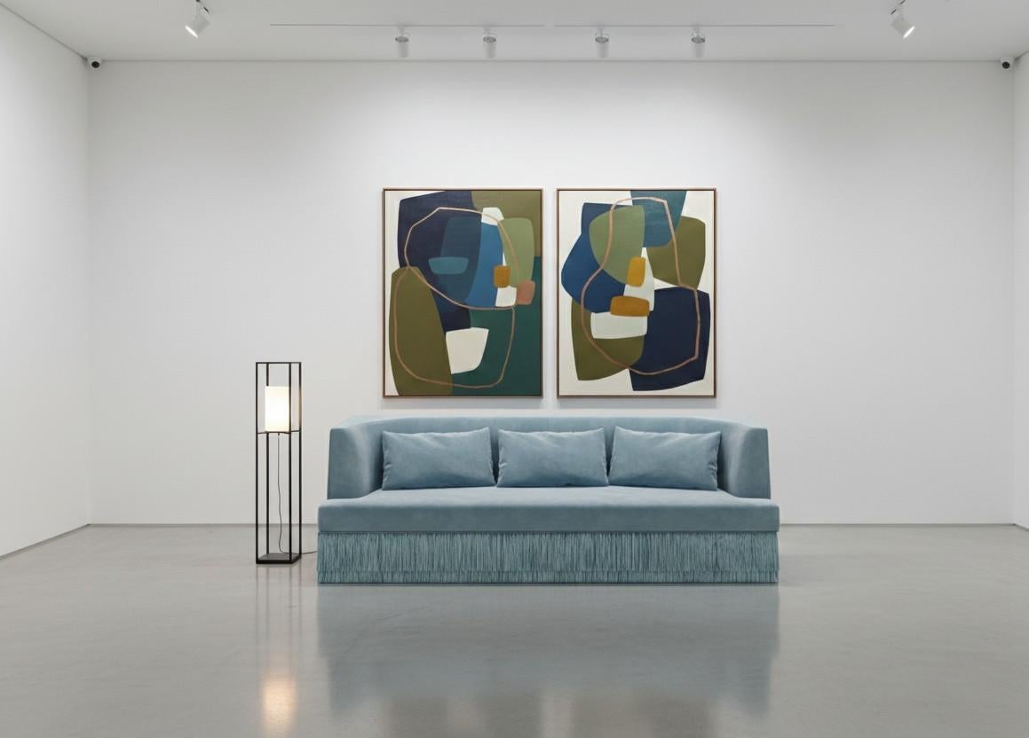Alcove Linear Sofa - geschwungene Rückenlehne mit Fransensockel In Karamell Samt im Angebot 2