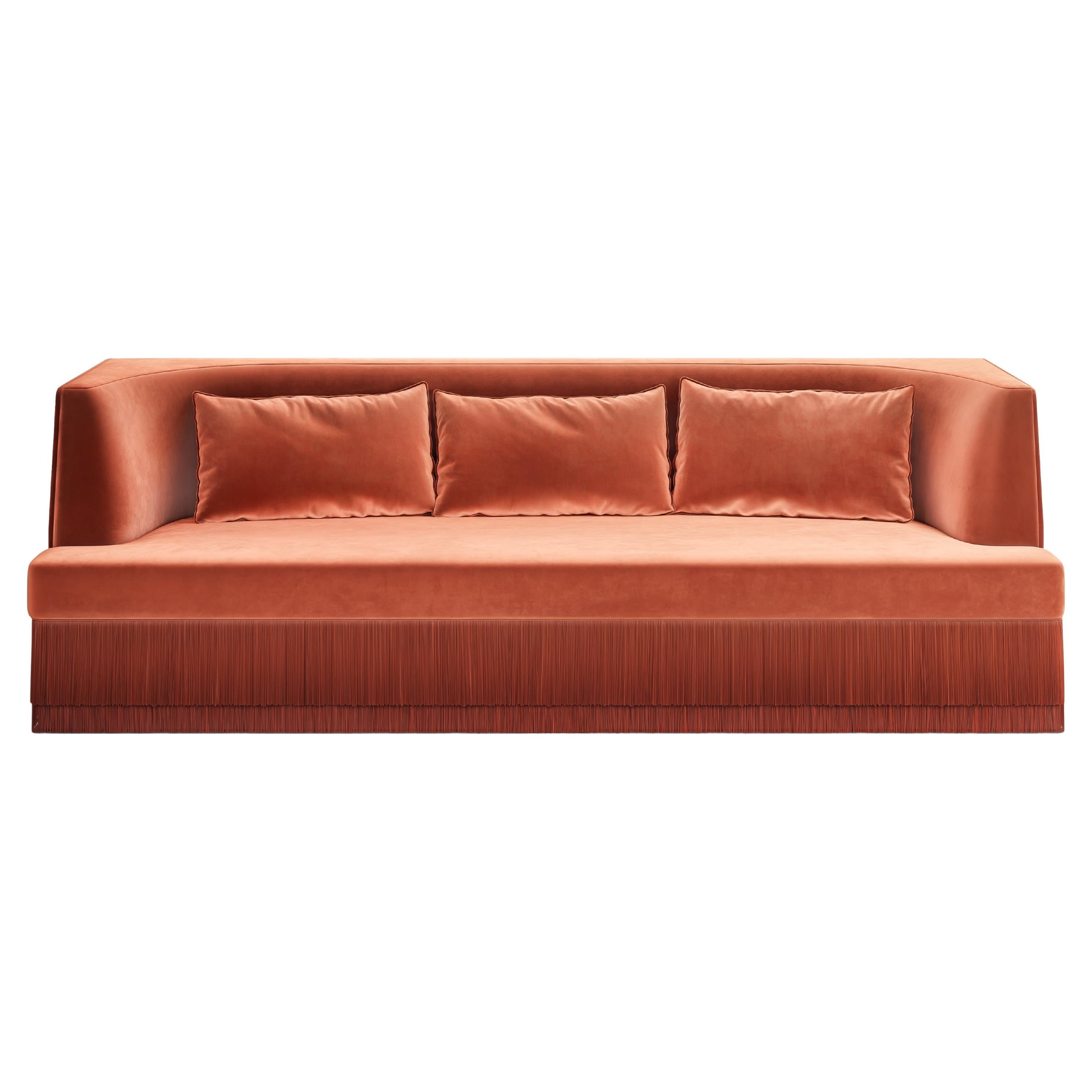 Alcove Linear Sofa - geschwungene Rückenlehne mit Fransensockel In Karamell Samt im Angebot