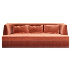 Divano Alcove Linear - Schienale curvo con base a frange in velluto caramello