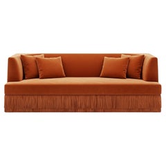 Divano Alcove Linear - Schienale curvo con base a frange in velluto caramello