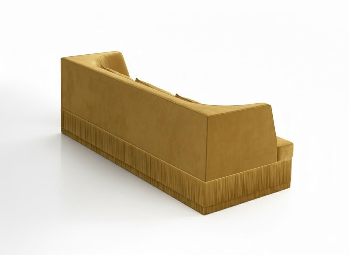 Un pezzo scultoreo definito dalla sua Silhouette architettonica e dalla sua forma introspettiva. Il divano Alcove abbraccia un esterno audace - rettangolare e lineare - che rivela delicatamente una curva interna morbida e concava. Il design evoca la