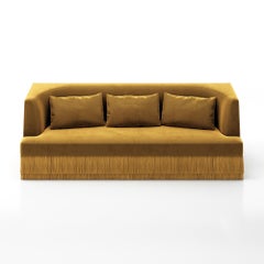 Canapé linéaire Alcove - dossier incurvé avec base à franges en velours miel