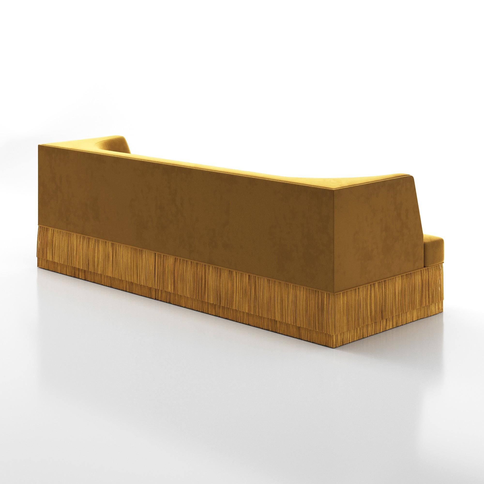 Moderne Canapé linéaire Alcove - dossier incurvé avec base à franges en velours miel en vente