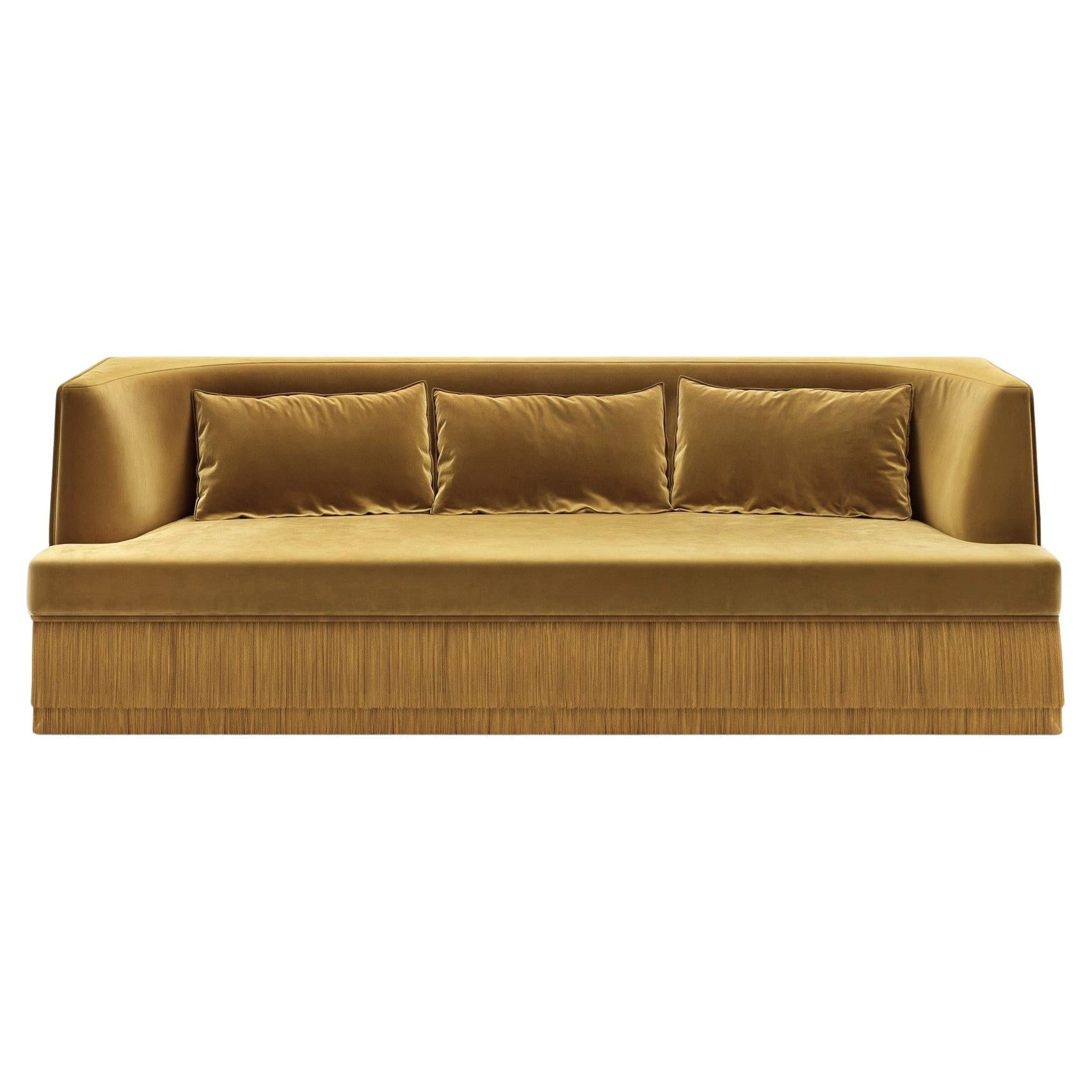 Divano Alcove Linear - Schienale curvo con base a frange in velluto miele in vendita