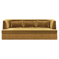 Alcove Linear Sofa - geschwungene Rückenlehne mit Fransenfuß in Honey Velvet
