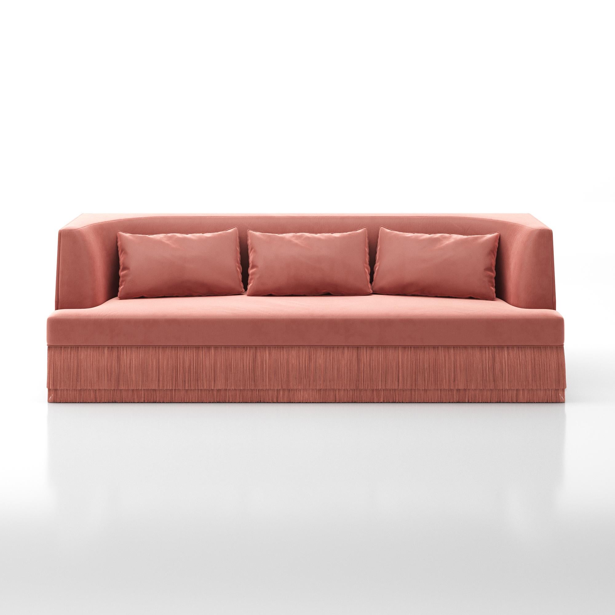 Un pezzo scultoreo definito dalla sua Silhouette architettonica e dalla sua forma introspettiva. Il divano Alcove abbraccia un esterno audace - rettangolare e lineare - che rivela delicatamente una curva interna morbida e concava. Il design evoca la