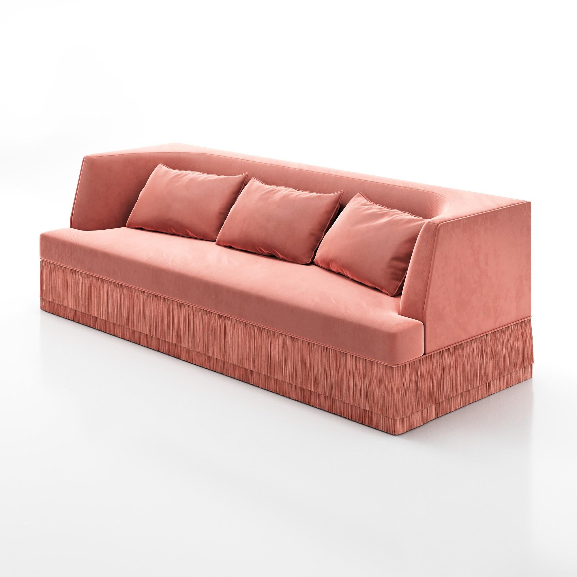 Moderne Canapé linéaire Alcove - dossier incurvé avec base à franges en velours rose en vente