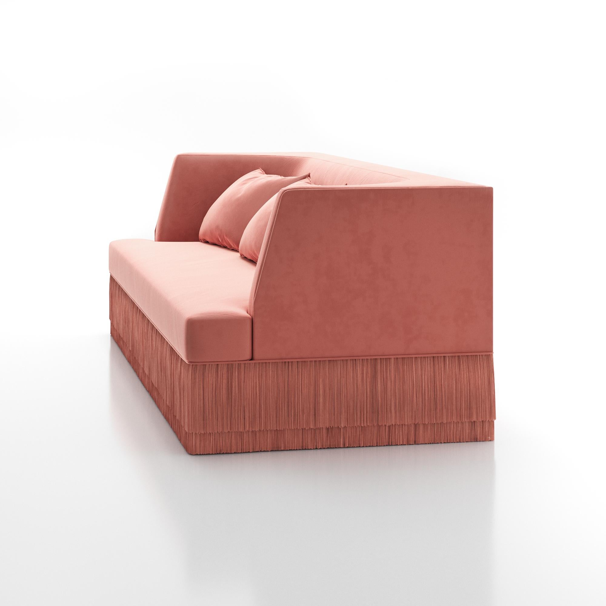Moderno Divano Alcove Linear - Schienale curvo con base a frange in velluto rosa in vendita
