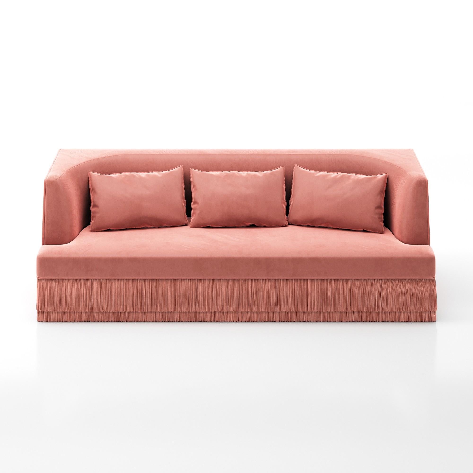 Fait main Canapé linéaire Alcove - dossier incurvé avec base à franges en velours rose en vente