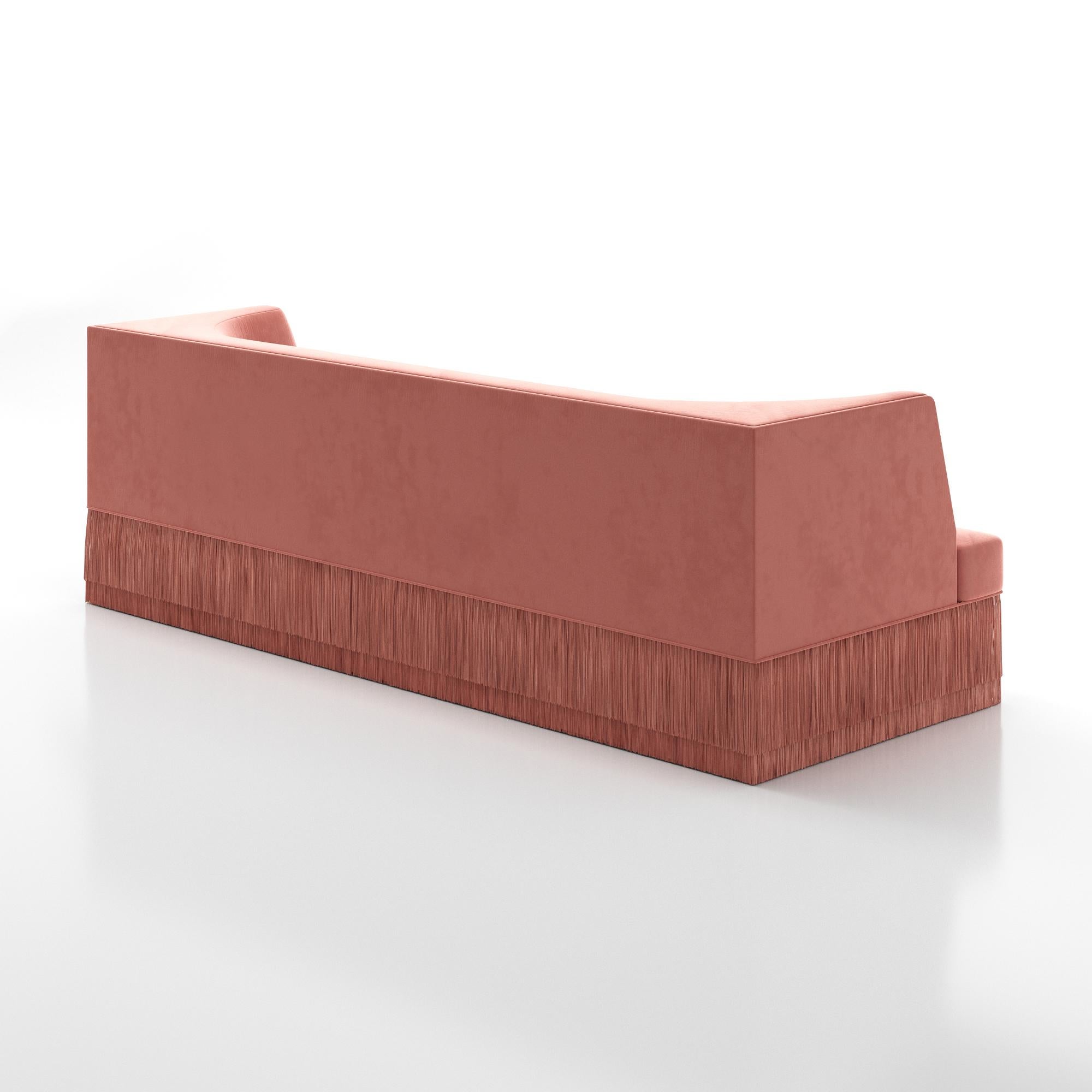 Fatto a mano Divano Alcove Linear - Schienale curvo con base a frange in velluto rosa in vendita