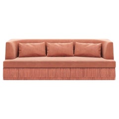 Alcove Linear Sofa - Gebogene Rückenlehne mit Fransen Sockel In Rose Velvet