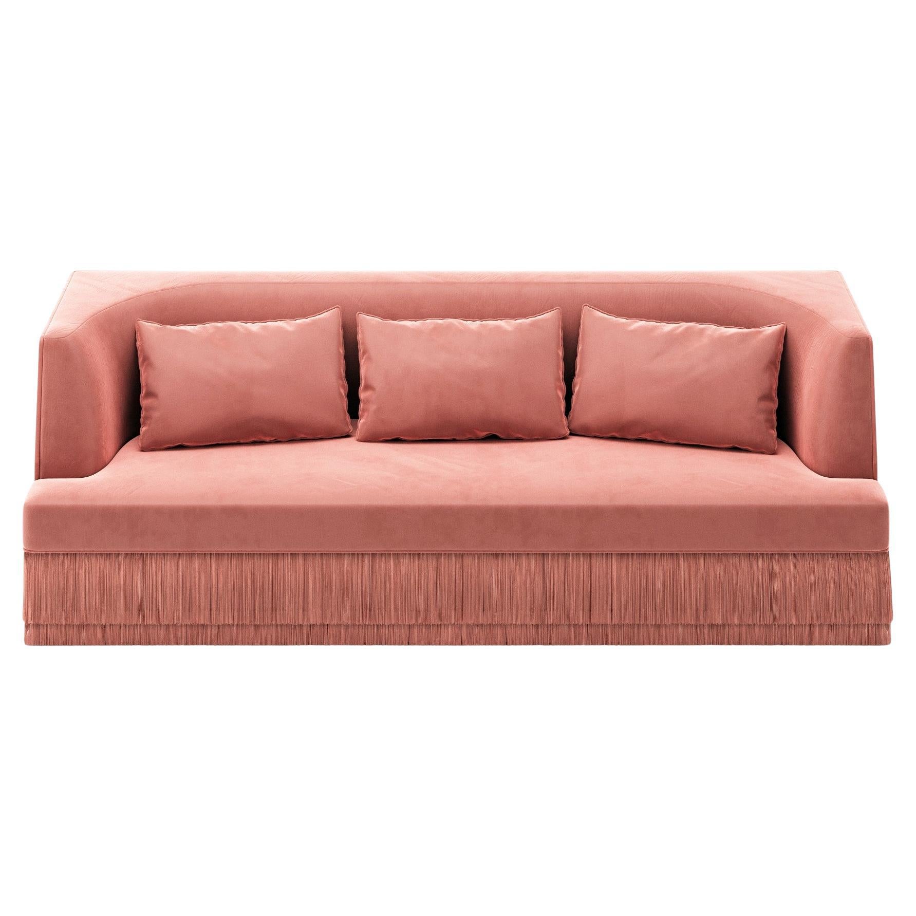 Canapé linéaire Alcove - dossier incurvé avec base à franges en velours rose en vente