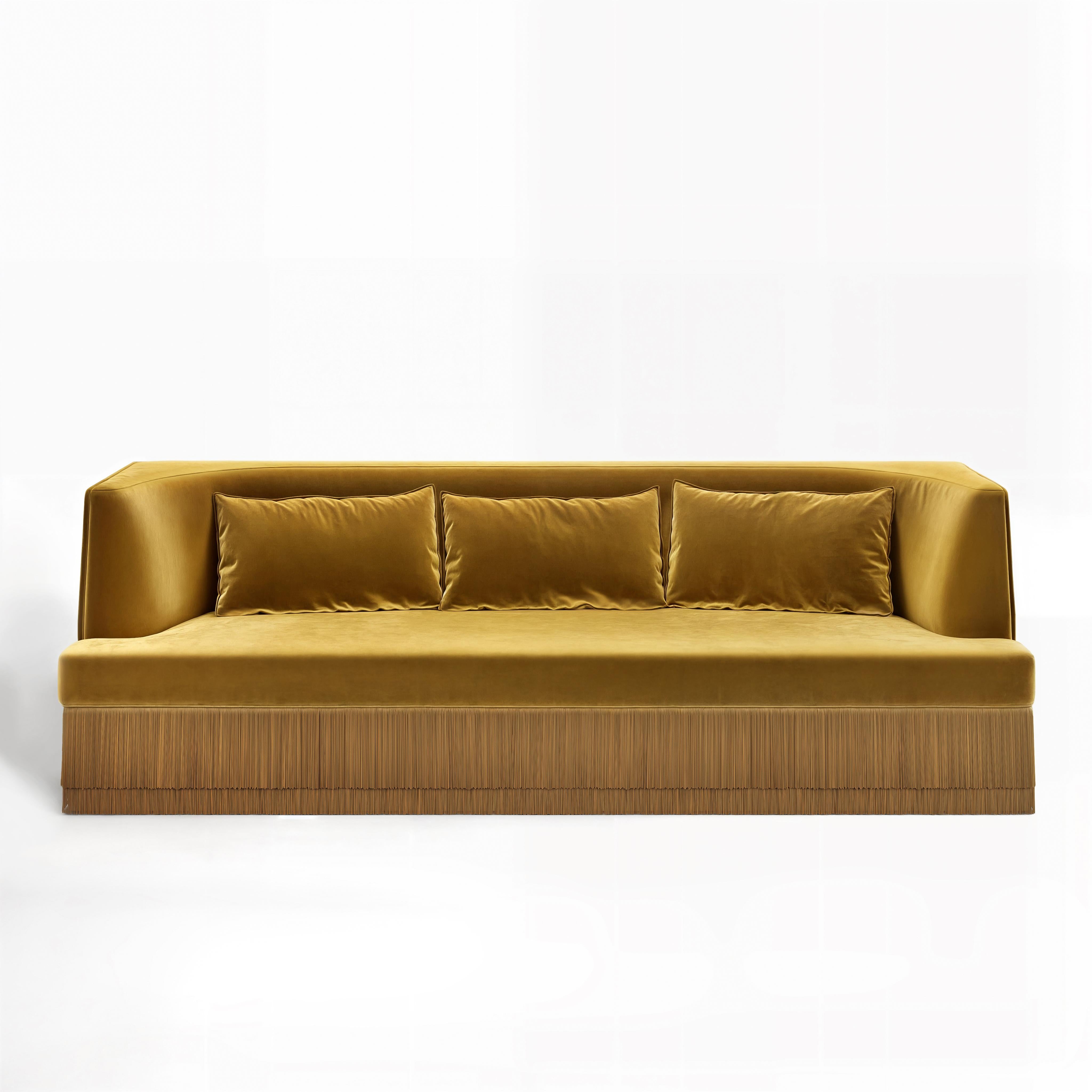 Sofá Lineal Alcove - Respaldo Curvo con Base de Flecos En Terciopelo Caramelo Moderno en venta