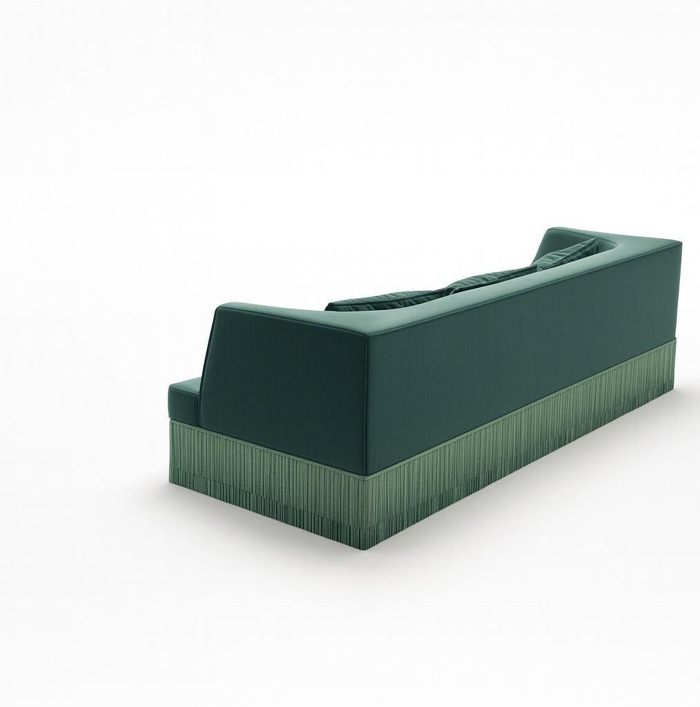 Un pezzo scultoreo definito dalla sua Silhouette architettonica e dalla sua forma introspettiva. Il divano Alcove abbraccia un esterno audace - rettangolare e lineare - che rivela delicatamente una curva interna morbida e concava. Il design evoca la