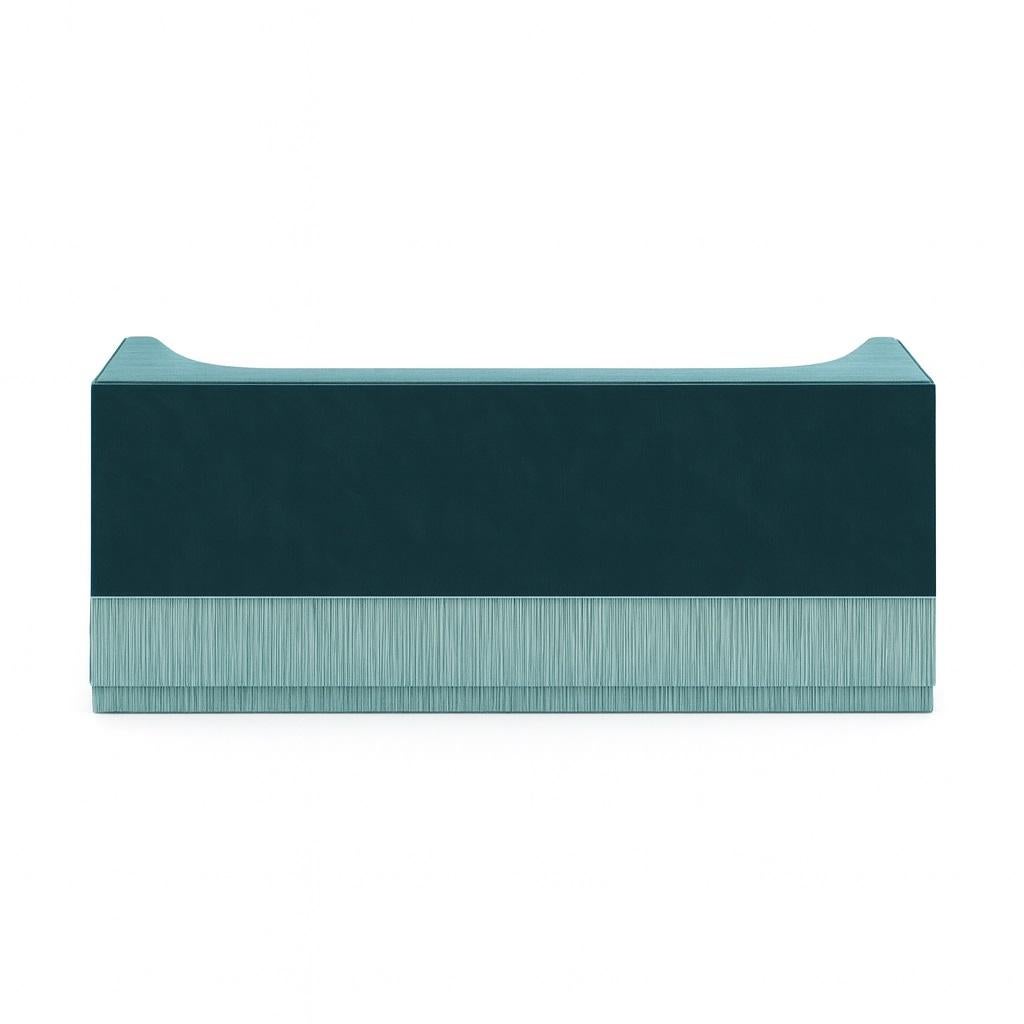 Moderne Canapé linéaire Alcove en velours d'Alpaga avec jupe à franges, Sidani Design/One en vente