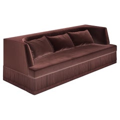 Divano Alcove Linear con dettaglio frange in velluto alpaca cioccolato