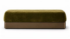 Panca monolitica Alcove in velluto Mohair con base laccata sigillata