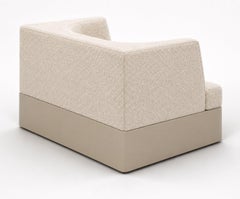Alcove Monolithic Lounge Chair in Bouclé di lana bianca selvaggia con base laccata