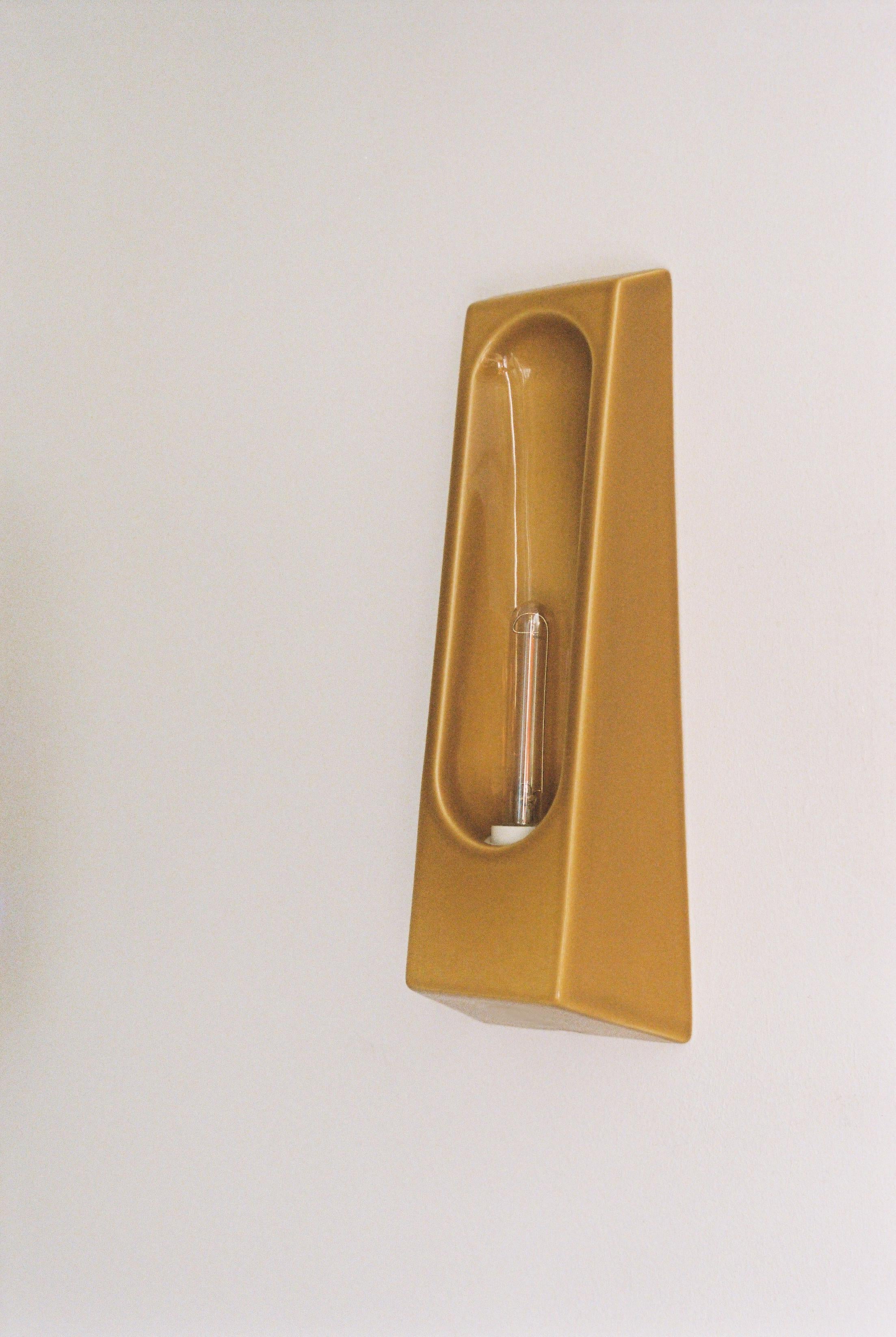 Presentamos los Alcoves, una colección de elegantes apliques de cerámica diseñados para realzar los interiores contemporáneos con su delicada mezcla de arte y funcionalidad. Fabricadas a mano en Portugal, estas luces se inspiran en las alcobas
