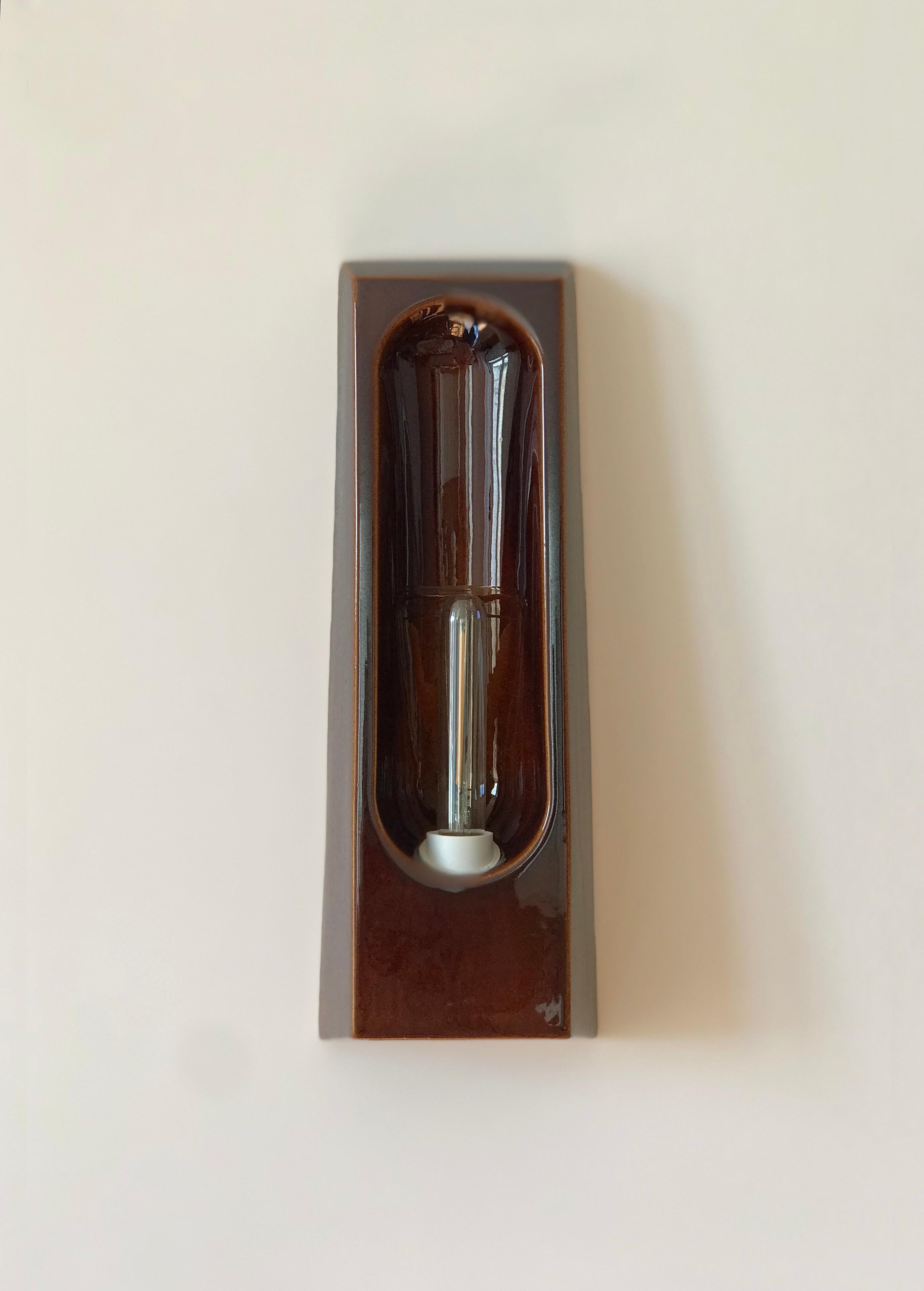 Presentamos los Alcoves, una colección de elegantes apliques de cerámica diseñados para realzar los interiores contemporáneos con su delicada mezcla de arte y funcionalidad. Fabricadas a mano en Portugal, estas luces se inspiran en las alcobas