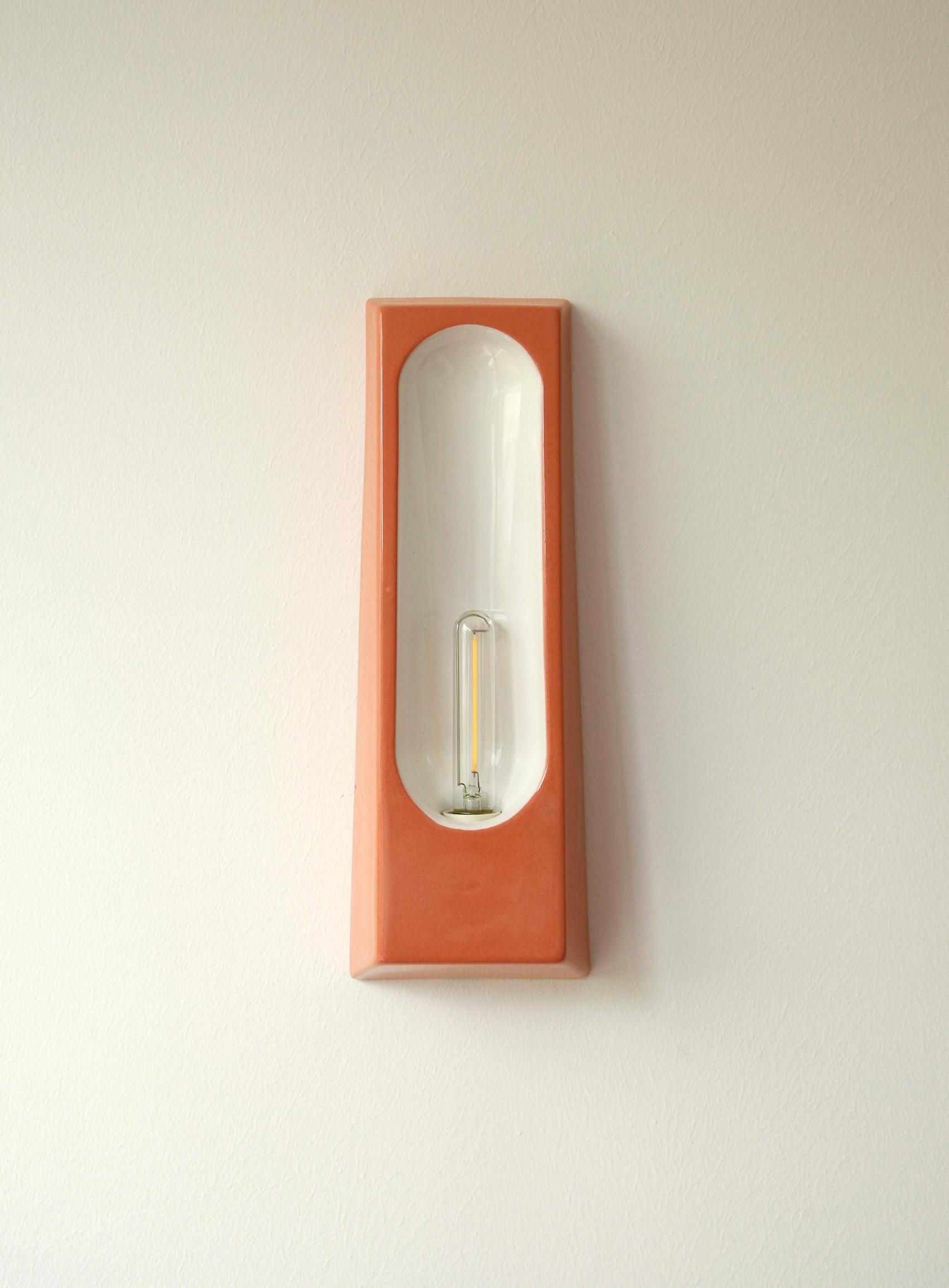 Lámpara de pared Alcove Terra Branco G de Violaine d'Harcourt
Dimensiones: P 7 x An 12 x Al 33 cm.
Materiales: Terracota.

Aplique fabricado en Portugal, bombilla incluida: LED E14 1W no regulable. Disponible en distintos acabados. Todas nuestras
