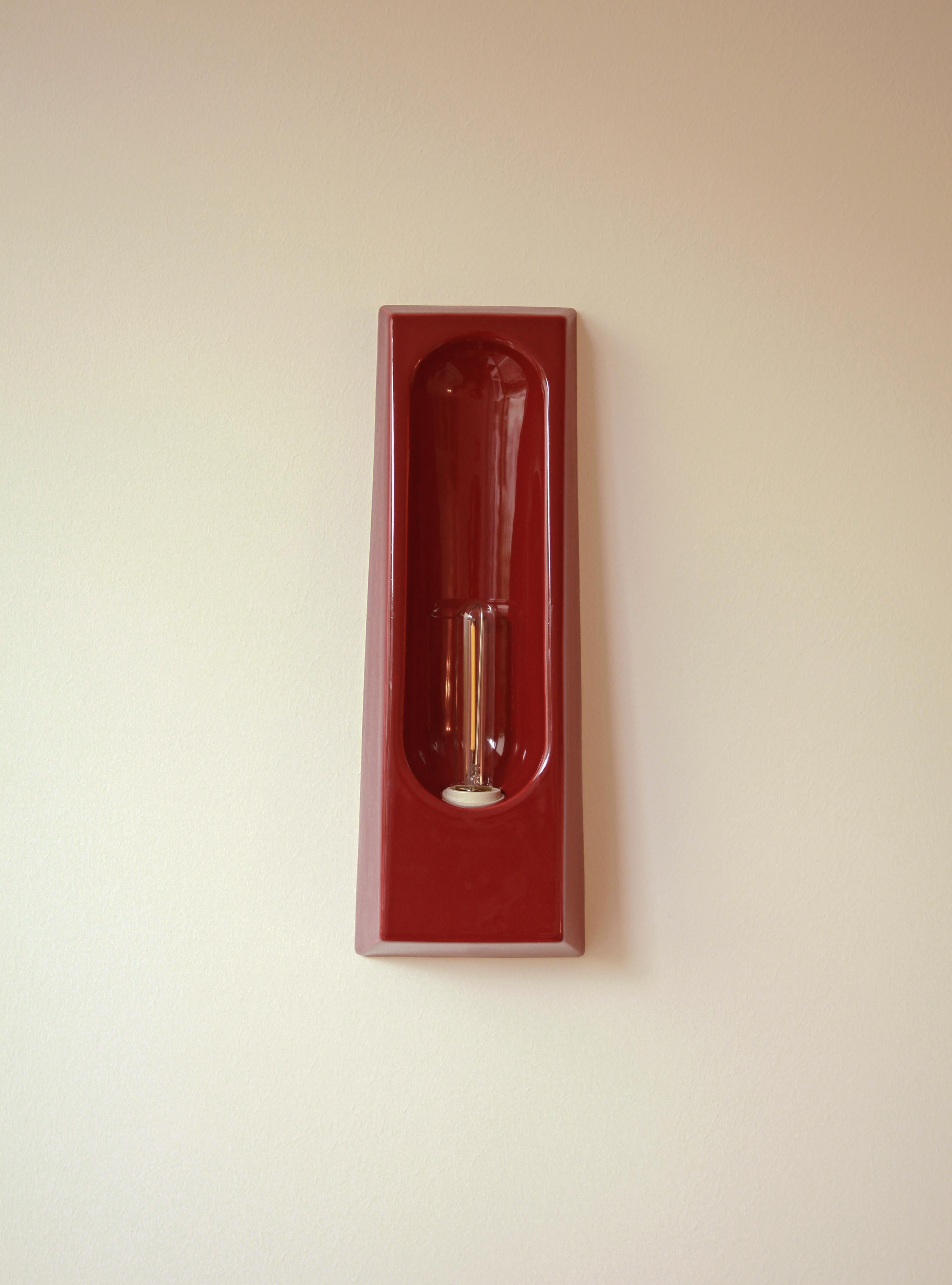 Lámpara de pared Alcove Tinto de Violaine d'Harcourt
Dimensiones: P 7 x An 12 x Al 33 cm.
Materiales: Cerámica.

Aplique fabricado en Portugal, bombilla incluida: LED E14 1W no regulable. Disponible en distintos acabados. Todas nuestras lámparas