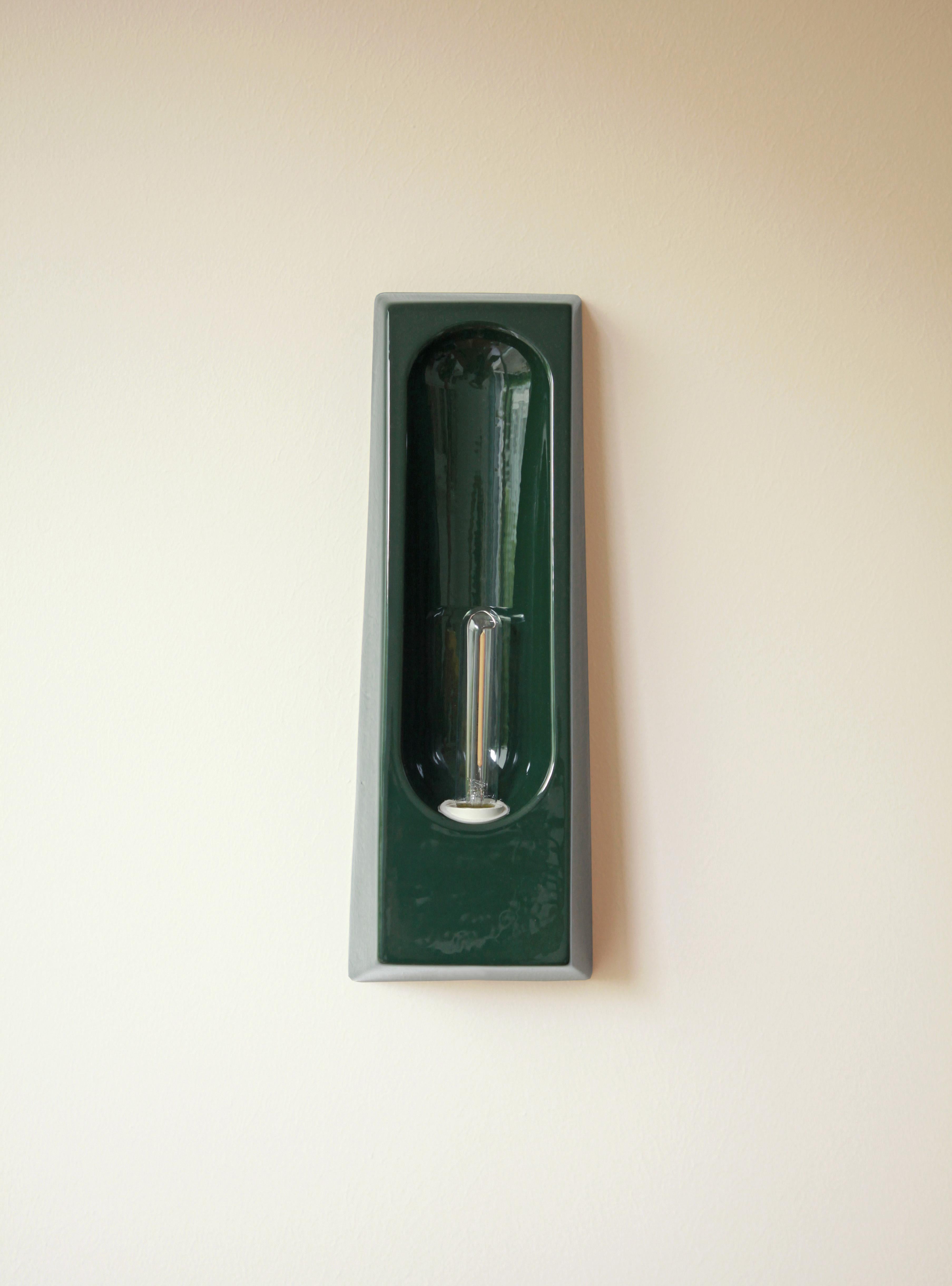 Lámpara de pared Alcove Verde de Violaine d'Harcourt
Dimensiones: P 7 x An 12 x Al 33 cm.
Materiales: Cerámica.

Aplique fabricado en Portugal, bombilla incluida: LED E14 1W no regulable. Disponible en distintos acabados. Todas nuestras lámparas