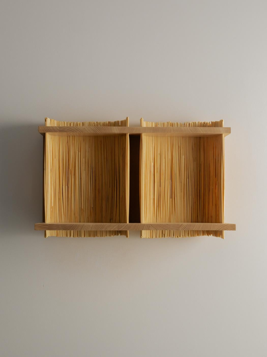 The ALCOVE wall shelf seeks to take a contemporary look at wooden furniture traditionally associated with mulching. Imagined by designer Sacha Parent, it offers privileged spaces for everyday objects.
Available in several modules, the ALCOVE wall