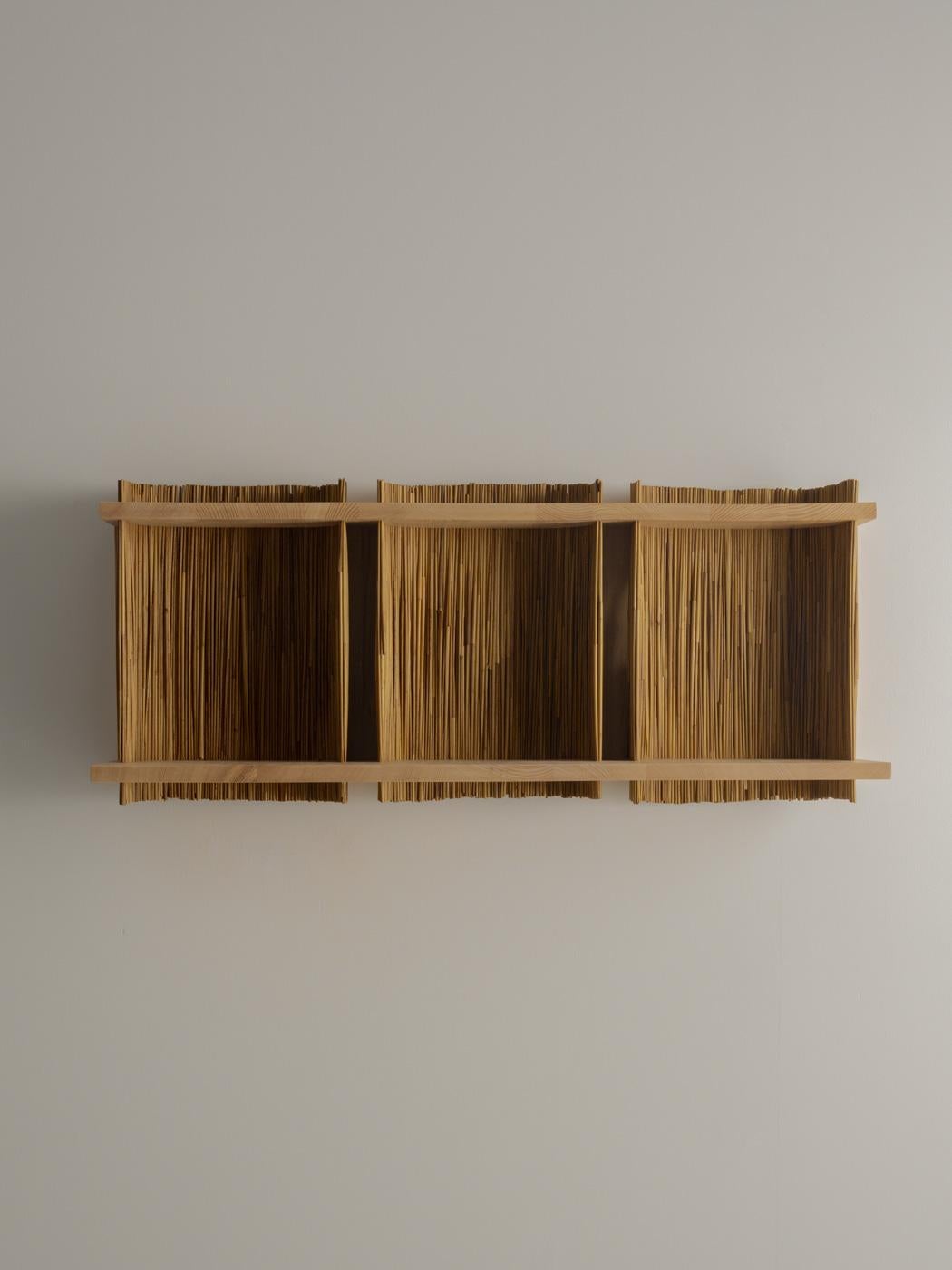 The ALCOVE wall shelf seeks to take a contemporary look at wooden furniture traditionally associated with mulching. Imagined by designer Sacha Parent, it offers privileged spaces for everyday objects.
Available in several modules, the ALCOVE wall