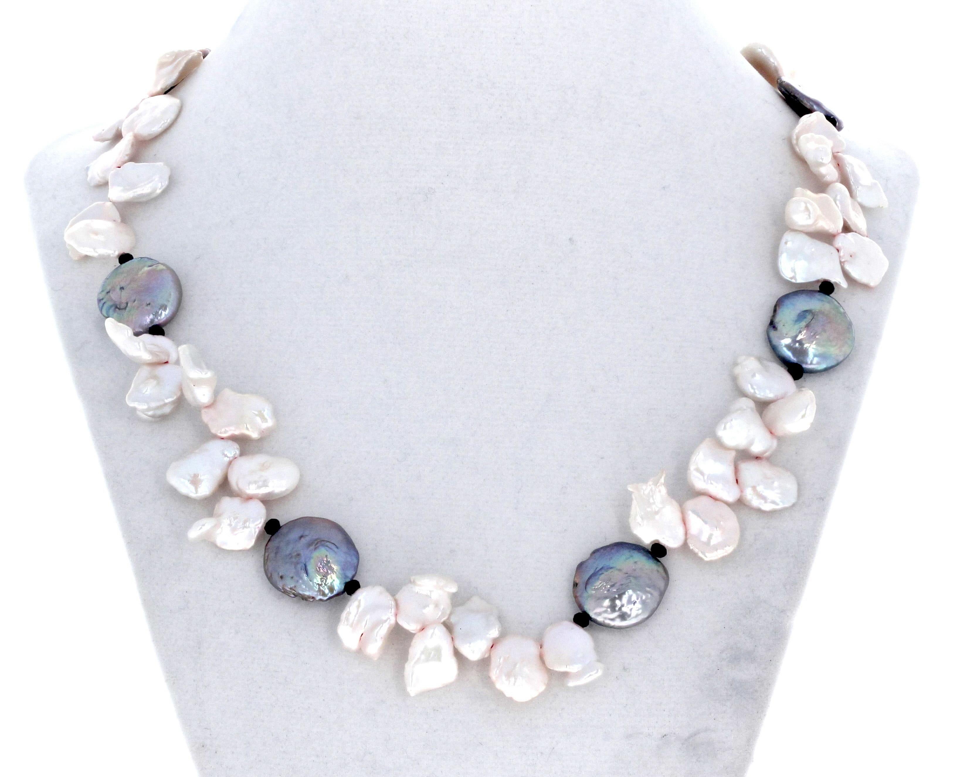 Este elegante collar de perlas y conchas perladas mide 18 pulgadas.  Las Perlas chancla brillan blanquecinas entre las Perlas naturales redondas multicolores auténticas.  Las redondas miden unos 16 mm y las chanclas blancas unos 12 mm.  Los pequeños