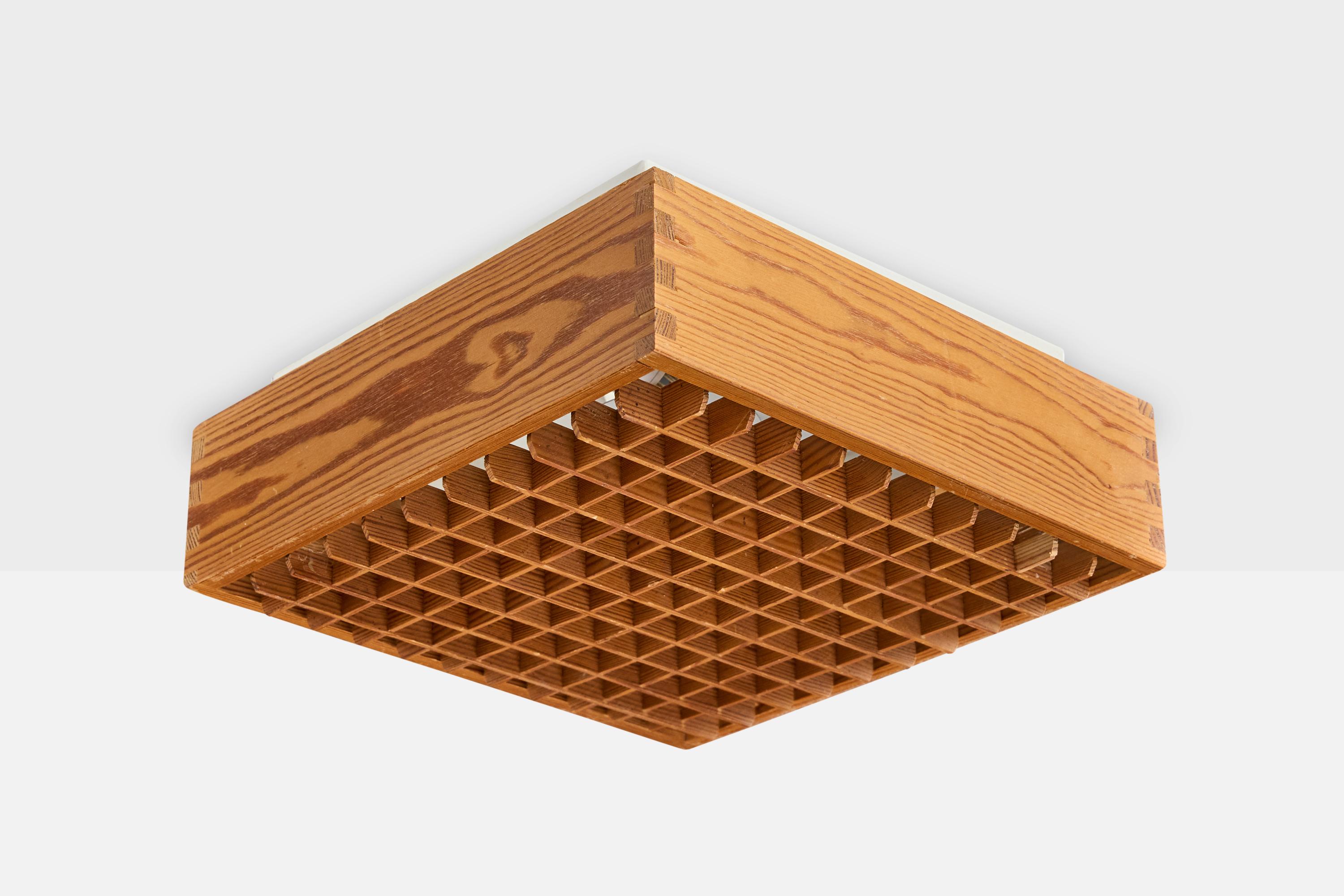 Monture encastrée en pin et en métal laqué blanc produite par Alda, Suède, c.C. 1980.

Dimensions globales (pouces) : 4.75 