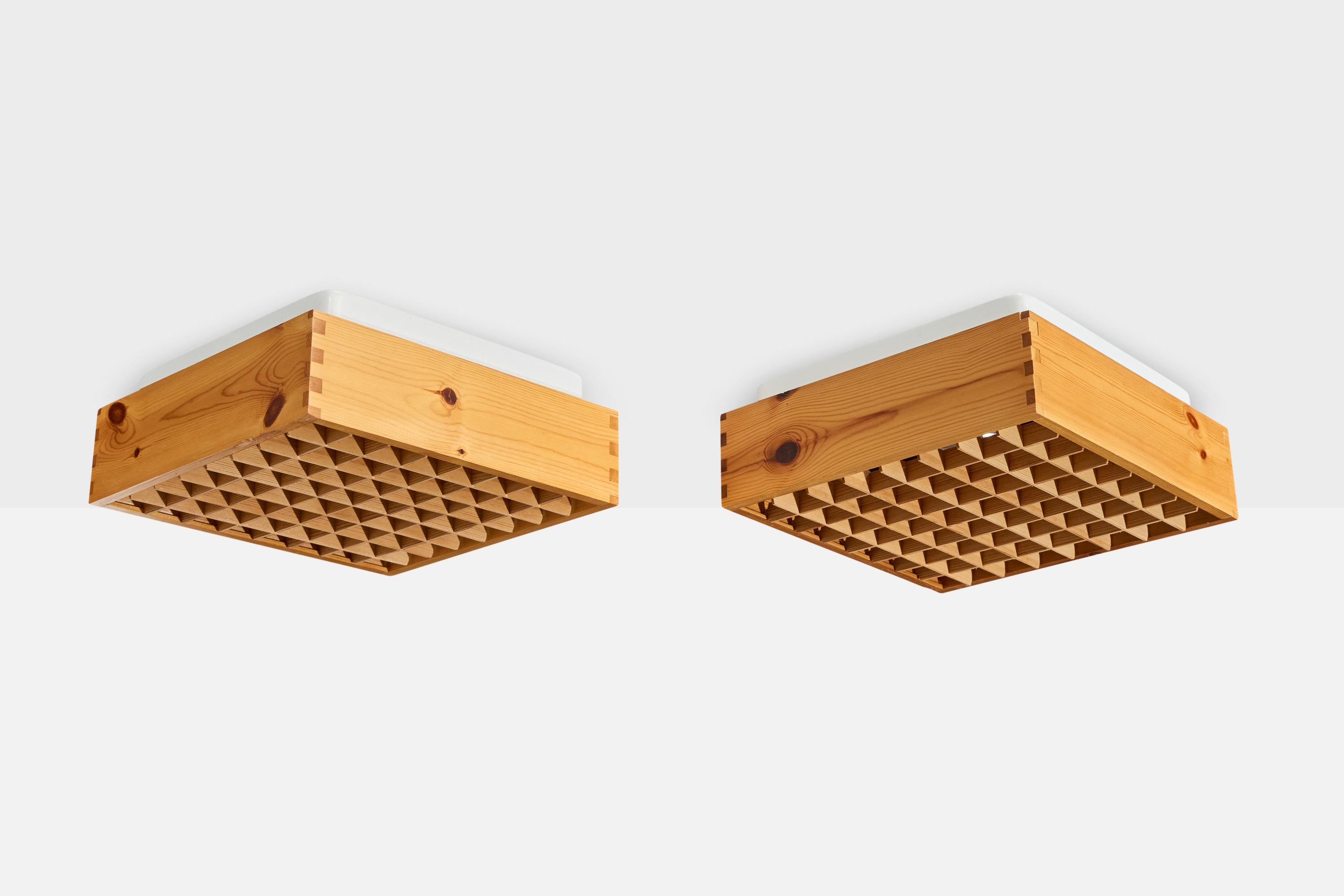 Paire d'encastrés en pin et en métal laqué blanc, conçus et produits par A.I.C., Suède, c. années 1980.

Usure correspondant à l'âge et à l'usage.

Dimensions globales (pouces) : 5.0 