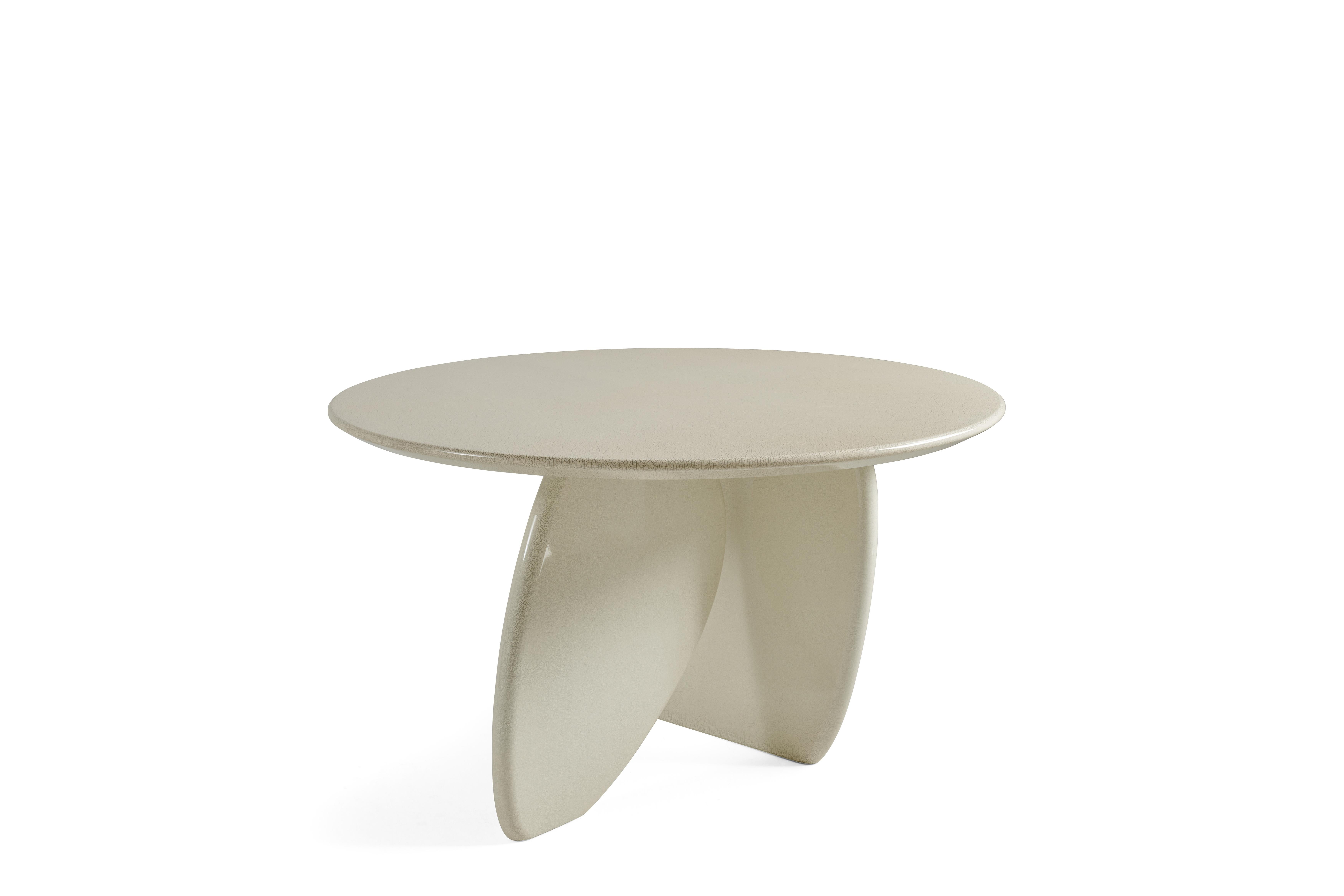 Organic shapes and essential design for the Aldabra entrance table. It is the perfect complement to the entrance area, adding charm and functionality to modern or contemporary interiors.
Entrance table with top and structure in MDF with Egg Shell