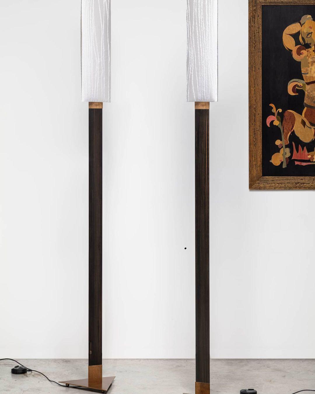 Lampada da terra Aldebaran di Arch Plus Ultra
Dimensioni: L 36 x P 31 x H 220 cm.
Materiali: Wood Macassar, Bronzo patinato, Jacquard di seta.

Disponibile anche come lampada da tavolo. 

Aldebaran, la stella più luminosa del Taurus, ha dato