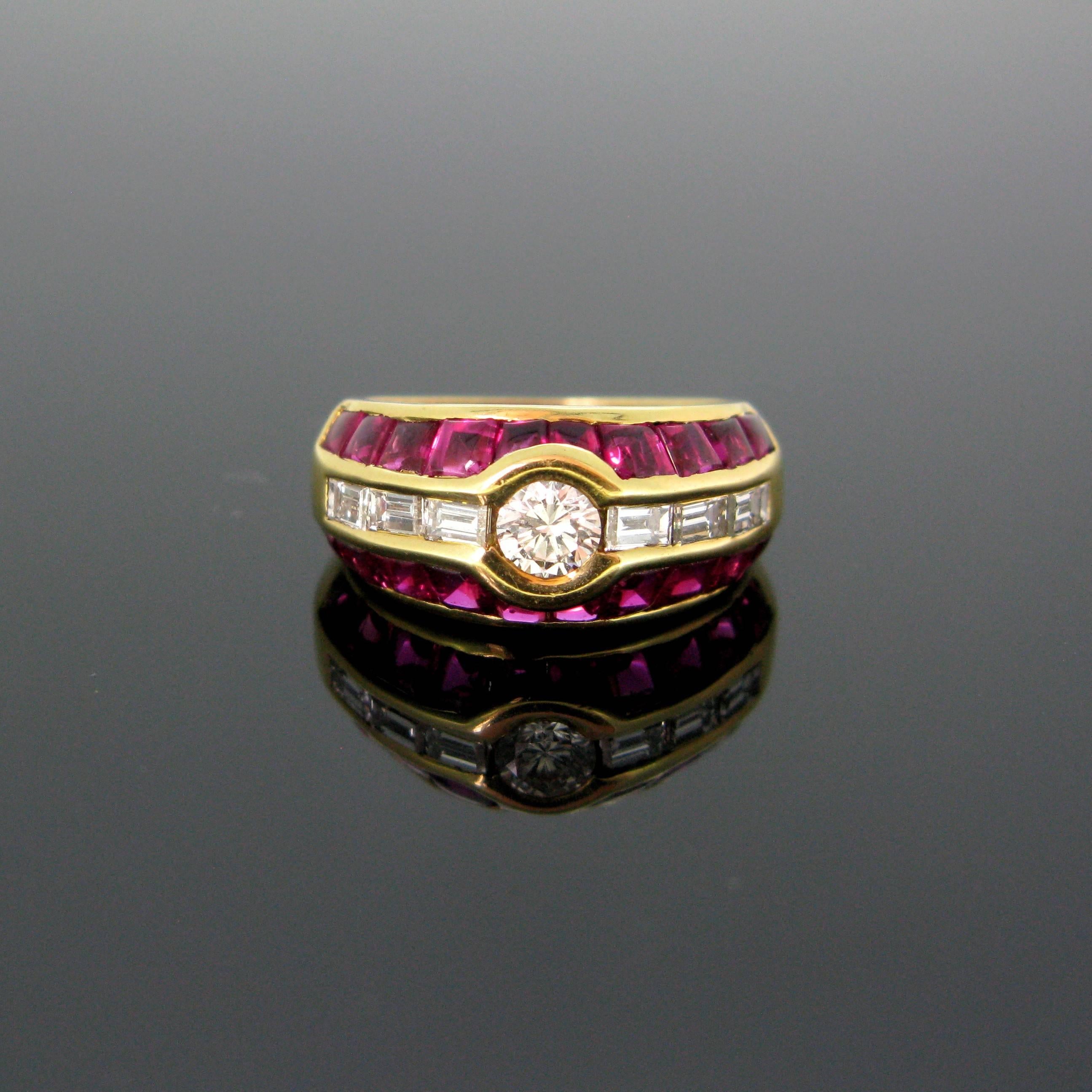 Dieser elegante, moderne Ring aus 18kt Gelbgold ist mit einem runden Brillanten mit einem Gewicht von ca. 0,30ct besetzt und wird von zwei Reihen aus 6 Diamanten im Smaragdschliff (drei auf jeder Seite) mit einem Gesamtkaratgewicht von ca. 0,45ct