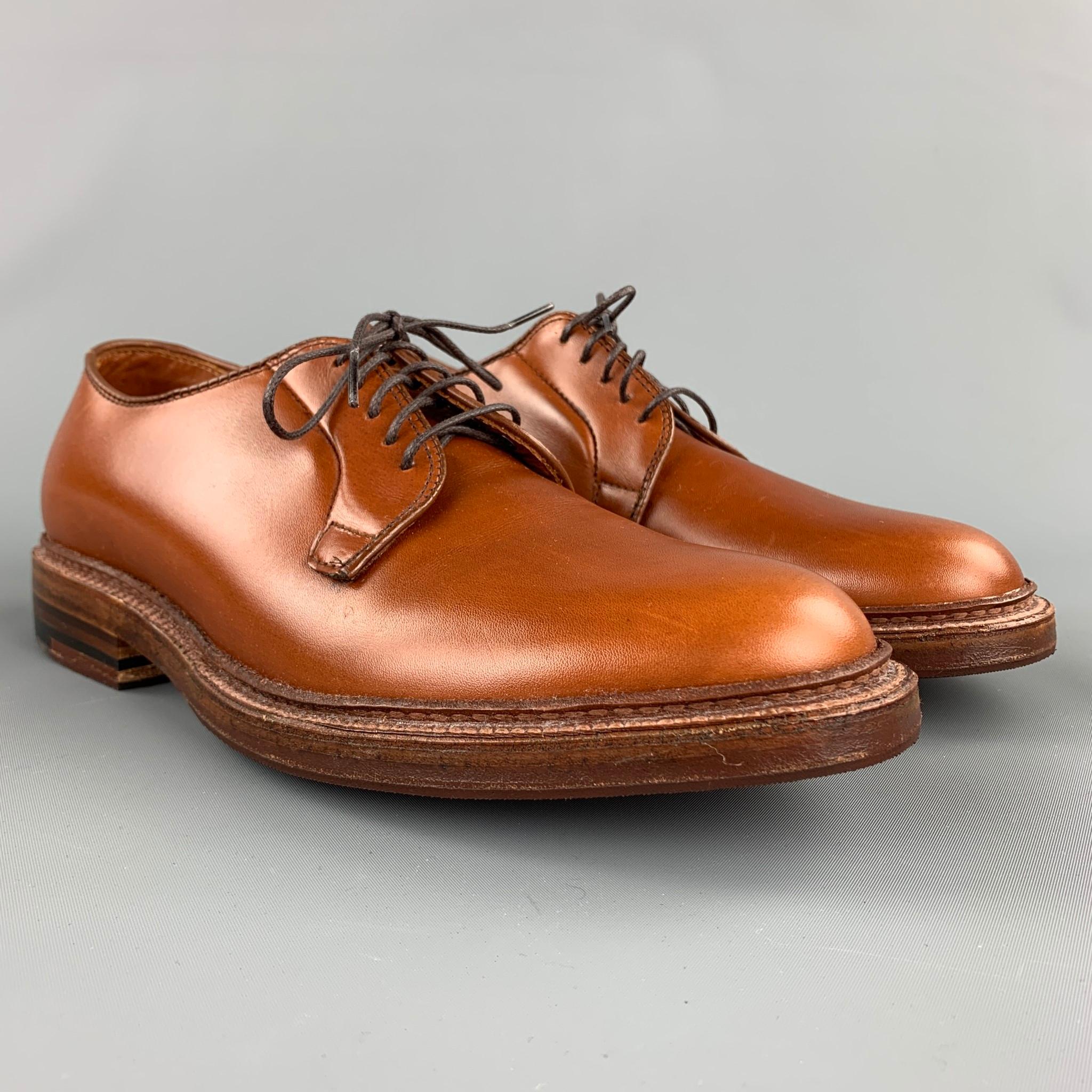 Die ALDEN Bootmaker Edition Schuhe sind aus hellbraunem Leder und haben eine runde Spitze, eine Innensohle aus Leder und einen Schnürverschluss. Hergestellt in den USA.

Neu mit Box.
Markiert: 6.5 B/D 9528

Laufsohle: 11.5 in. x 4 in. 