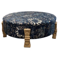 Alden-Ottoman, 36", in COM mit Sommer-Eiche gealtert, von August Abode