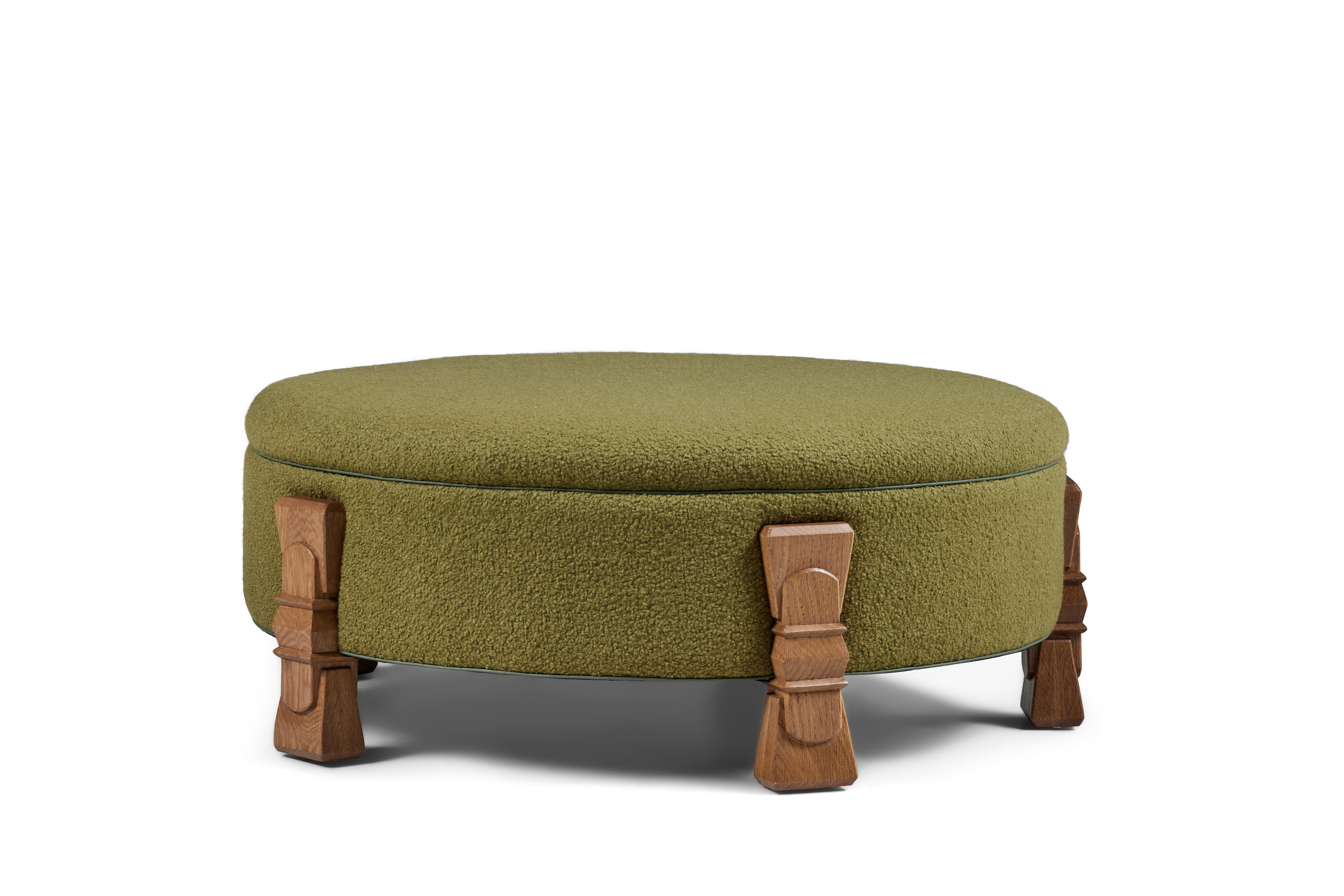 Intagliato a mano Pouf Alden, in COM con Oak AGE, di August Abode in vendita