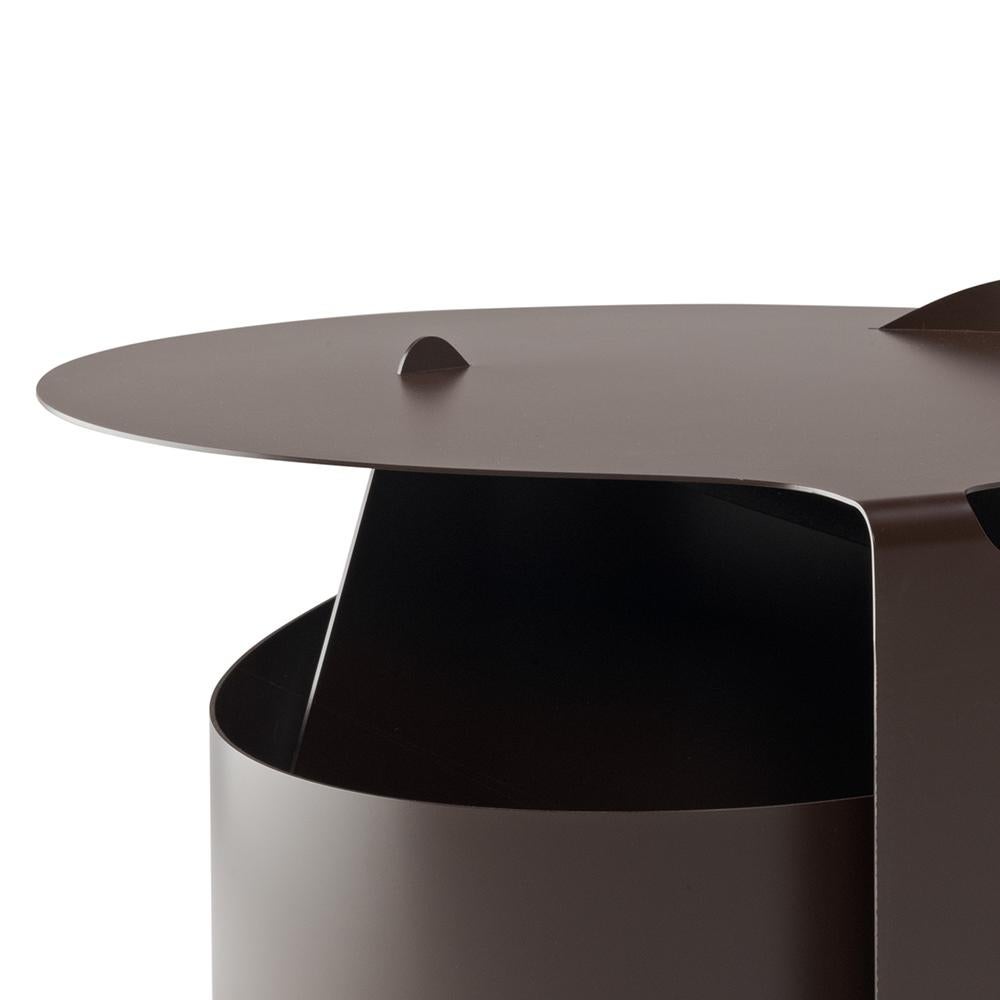 Couchtisch, entworfen von Aldo Bakker im Jahr 2015. 

Ein einziges Stahlblech, das in einer einzigen gleichmäßigen Bewegung zu einer selbsttragenden Konstruktion gewalzt wird. Aldo Bakkers exquisites Gespür für die Verschmelzung von Farbe,