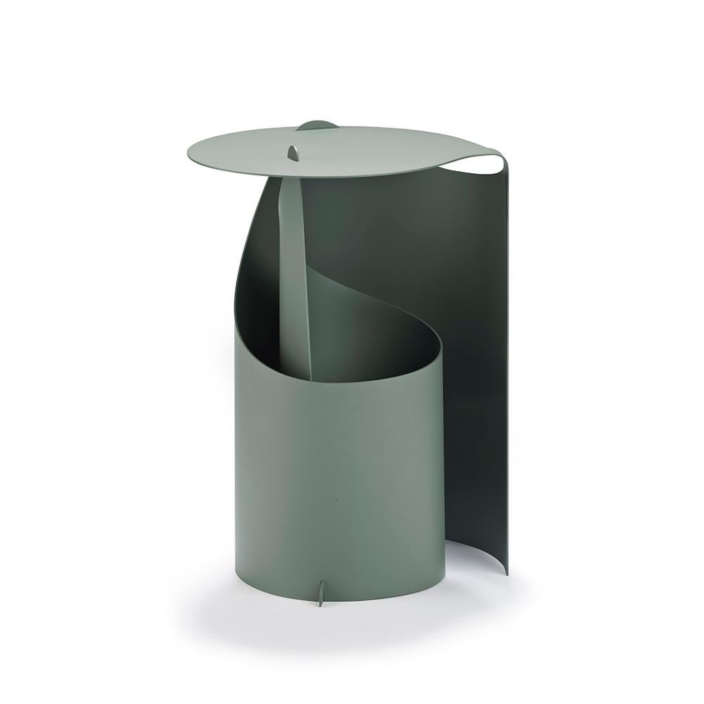 Couchtisch, entworfen von Aldo Bakker im Jahr 2015. 

Ein einziges Stahlblech, das in einer einzigen gleichmäßigen Bewegung zu einer selbsttragenden Konstruktion gewalzt wird. Aldo Bakkers exquisites Gespür für die Verschmelzung von Farbe,