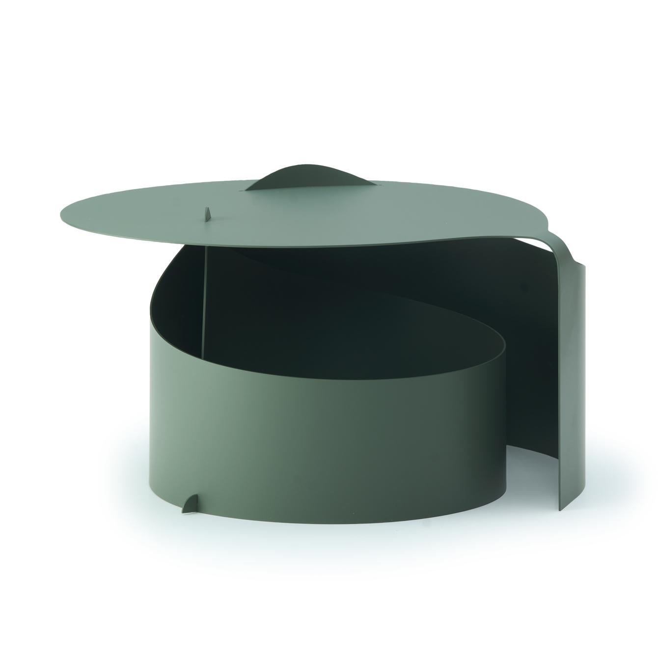 Aldo Bakker Tavolino Verde Polvere Lounge Per Karakter 

Una singola lastra di acciaio laminata con un unico movimento fluido in una struttura autoportante. Lo squisito senso di Aldo Bakker nel fondere colori, materiali e forme è entrato in gioco